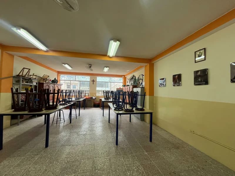 Laboratorio de física con mesas de trabajo y equipamiento