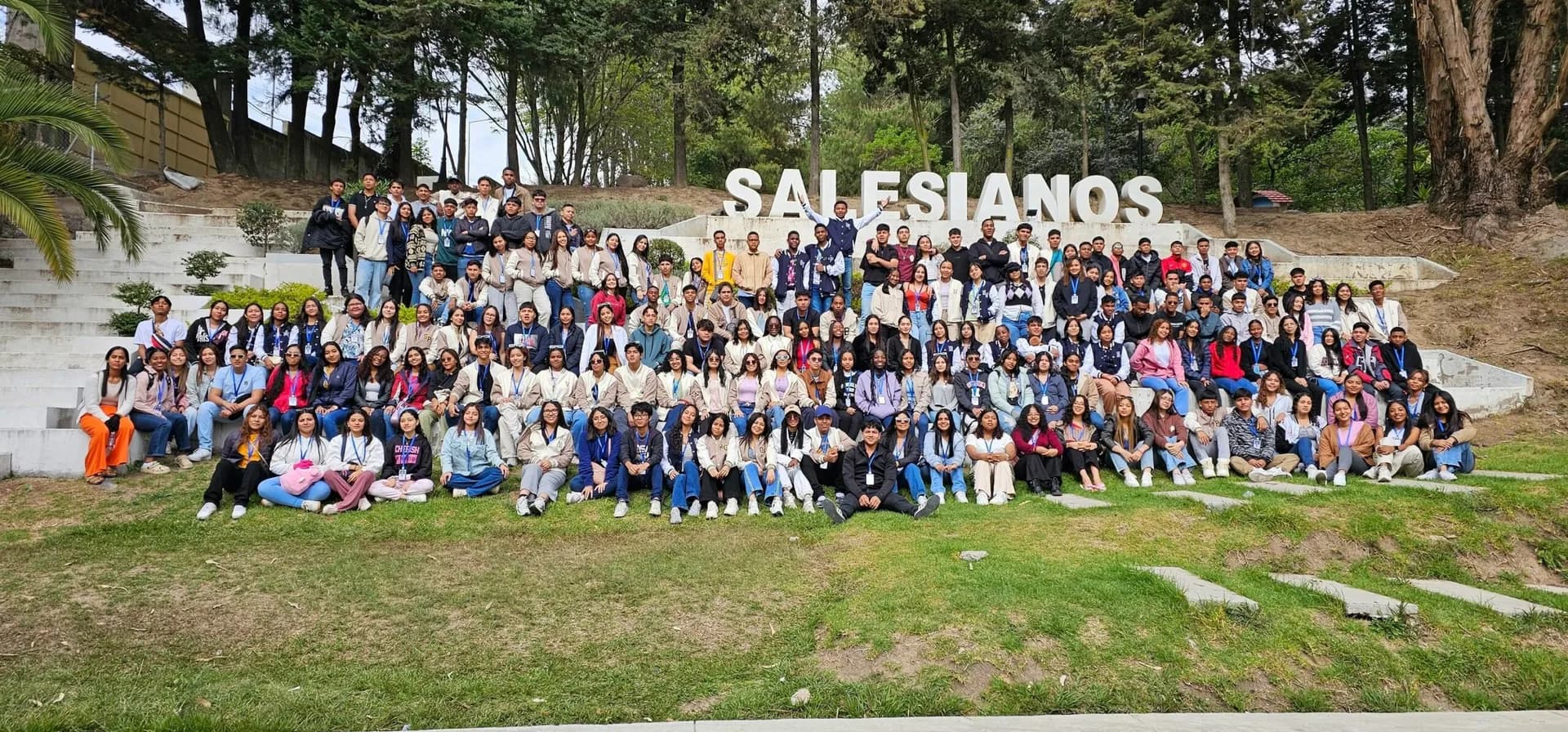 Fotografía grupal de estudiantes frente al letrero «Salesianos»
