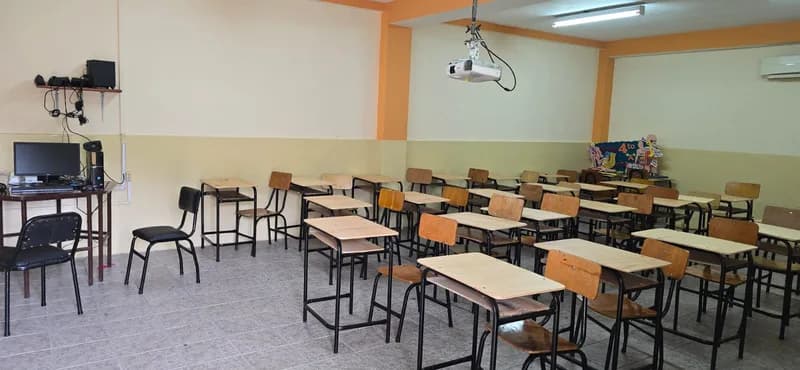 Laboratorio audiovisual de inglés con pantalla y equipos de audio